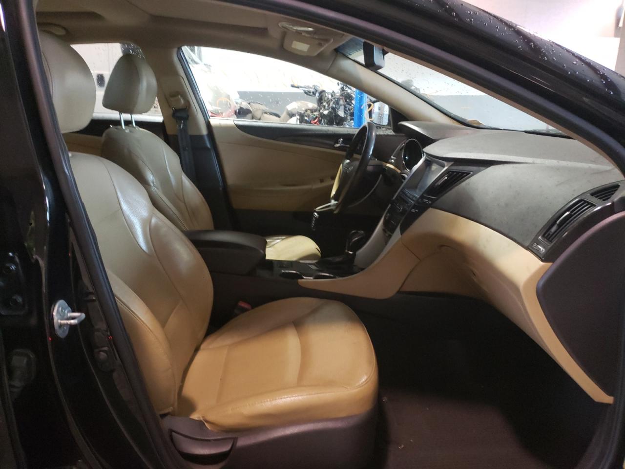 Photo 5 from auction – 2014 HYUNDAI SONATA SE with VIN 5NPEC4AC7EH870772