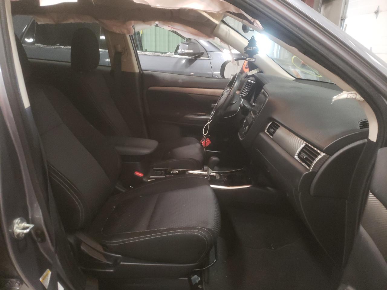 Photo 5 from auction – 2017 MITSUBISHI OUTLANDER with VIN JA4AZ3A33HZ030969