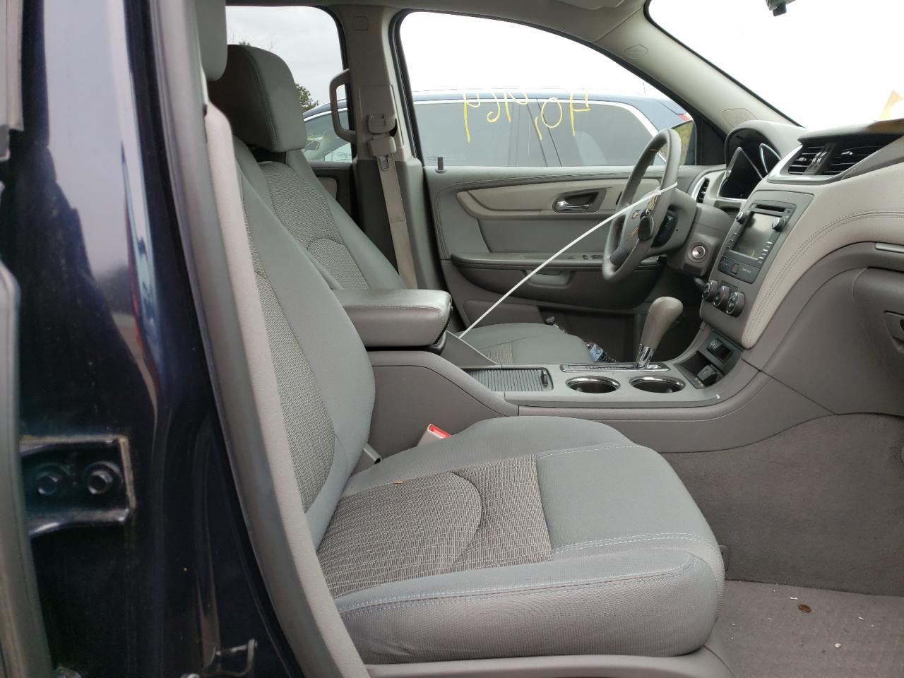 Photo 5 from auction – 2017 CHEVROLET TRAVERSE L with VIN 1GNKRFED5HJ250053