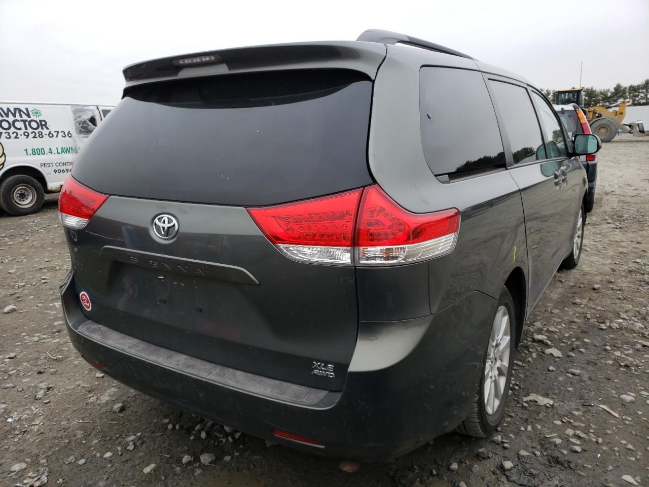 Photo 4 from auction – 2013 TOYOTA SIENNA XLE with VIN 5TDDK3DC2DS062004