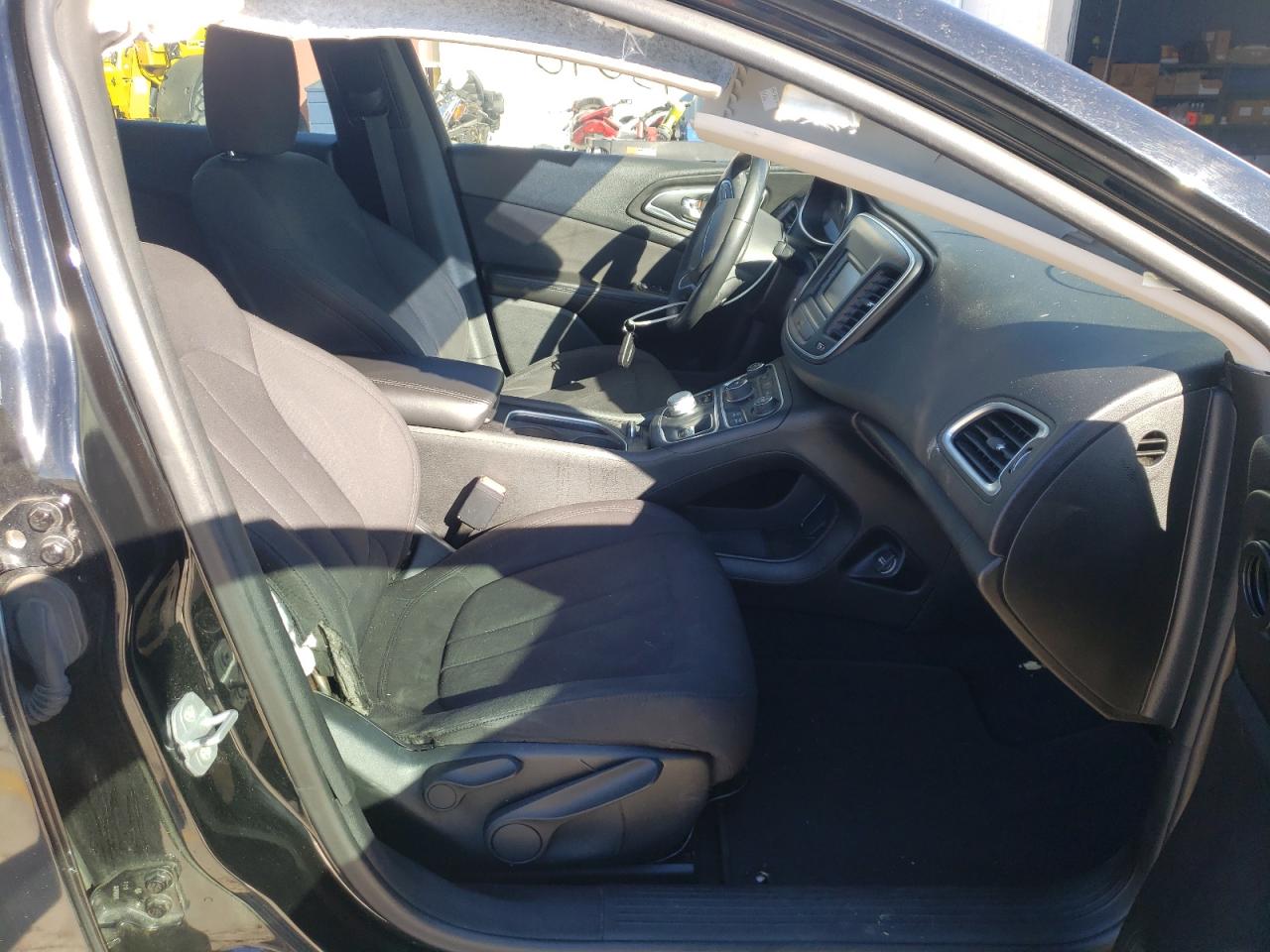 Photo 5 from auction – 2015 CHRYSLER 200 LIMITE with VIN 1C3CCCAB3FN556213