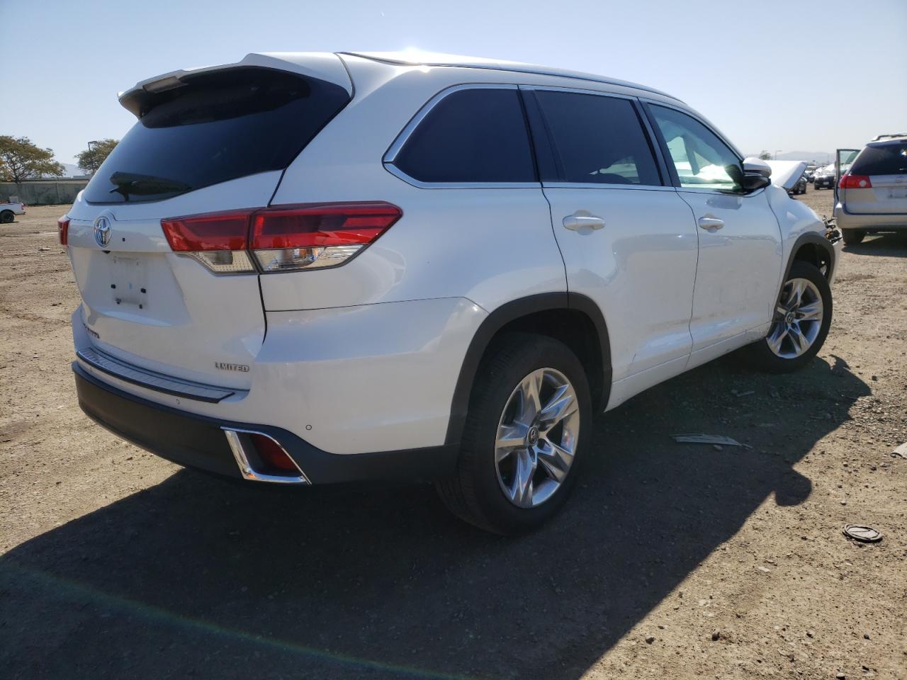 Photo 4 from auction – 2017 TOYOTA HIGHLANDER with VIN 5TDYZRFH0HS205515