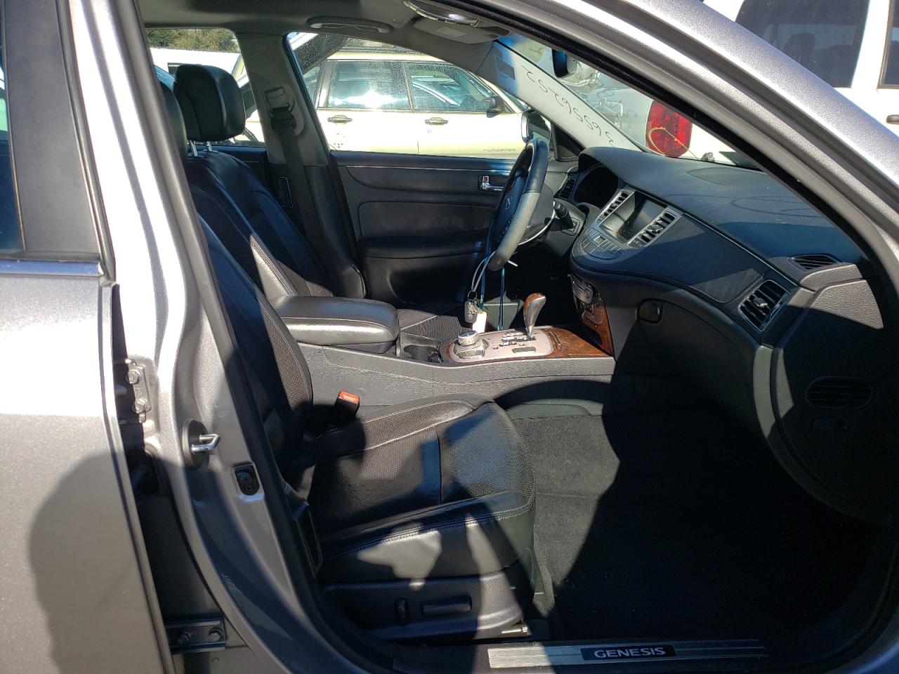 Photo 5 from auction – 2011 HYUNDAI GENESIS 4. with VIN KMHGC4DF5BU121447