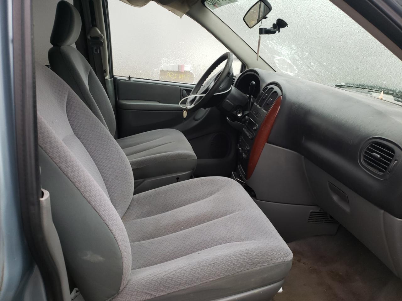 Photo 5 from auction – 2005 CHRYSLER TOWN & COU with VIN 1C4GP45R85B440035