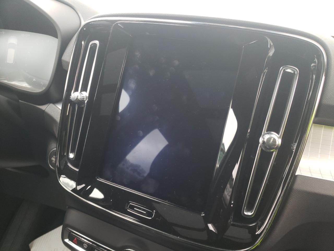 Photo 9 from auction – 2020 VOLVO XC40 T5 MO with VIN YV4162UK8L2181087