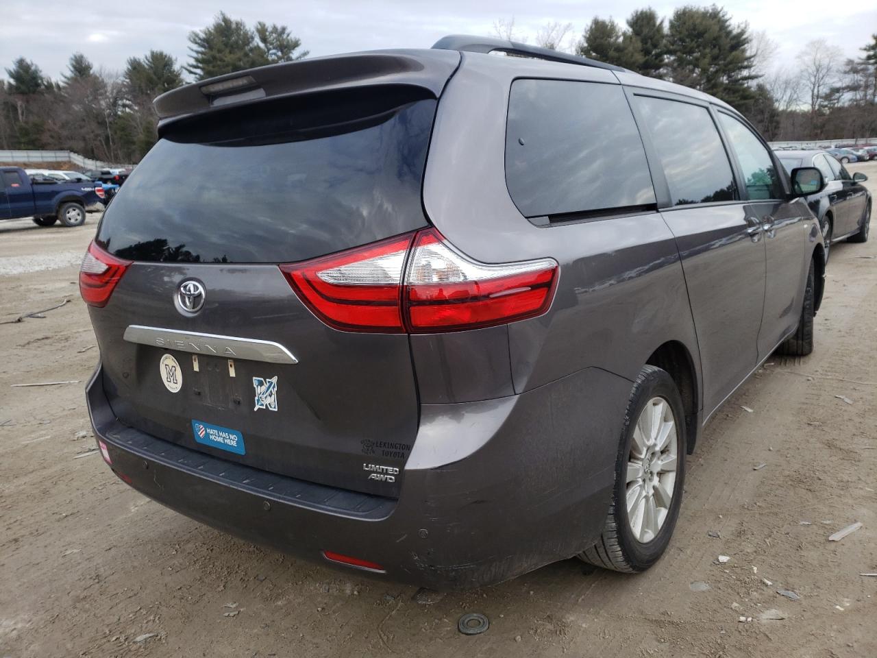 Photo 4 from auction – 2017 TOYOTA SIENNA XLE with VIN 5TDDZ3DC3HS155812