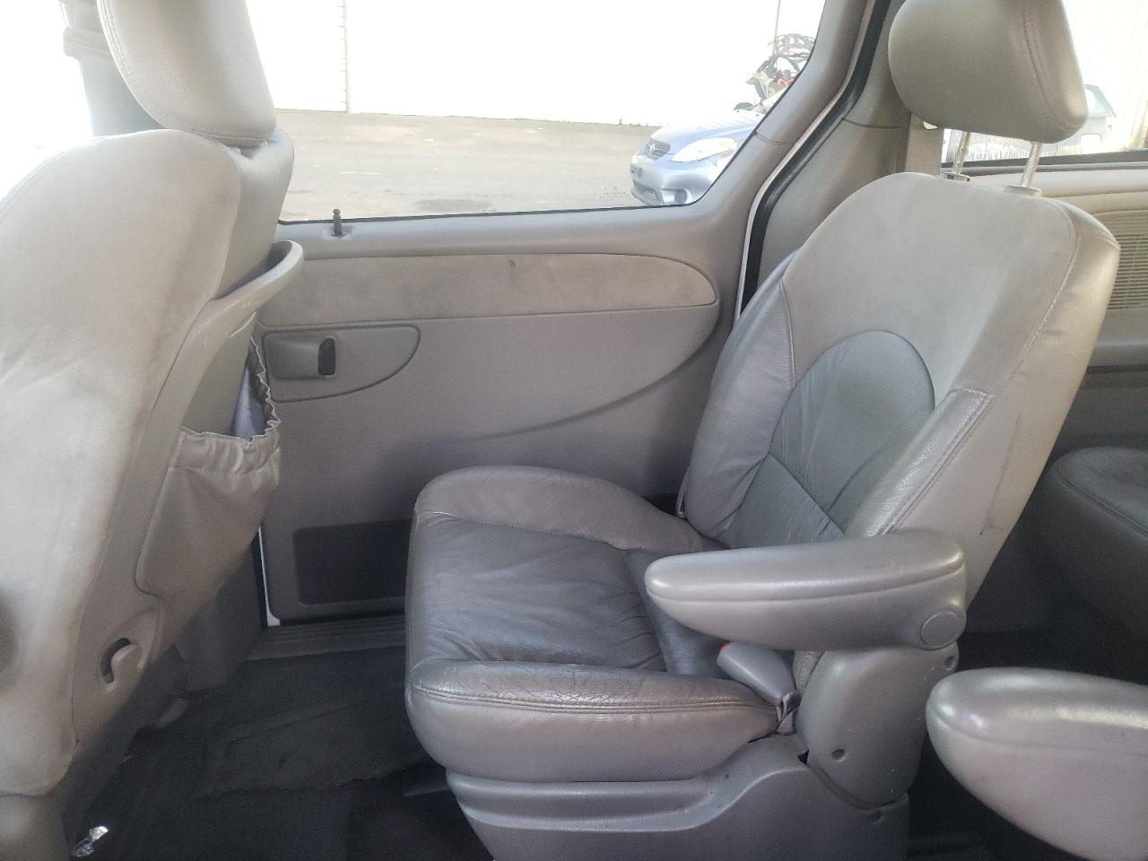 Photo 6 from auction – 2002 CHRYSLER TOWN & COU with VIN 2C8GP64L12R767638