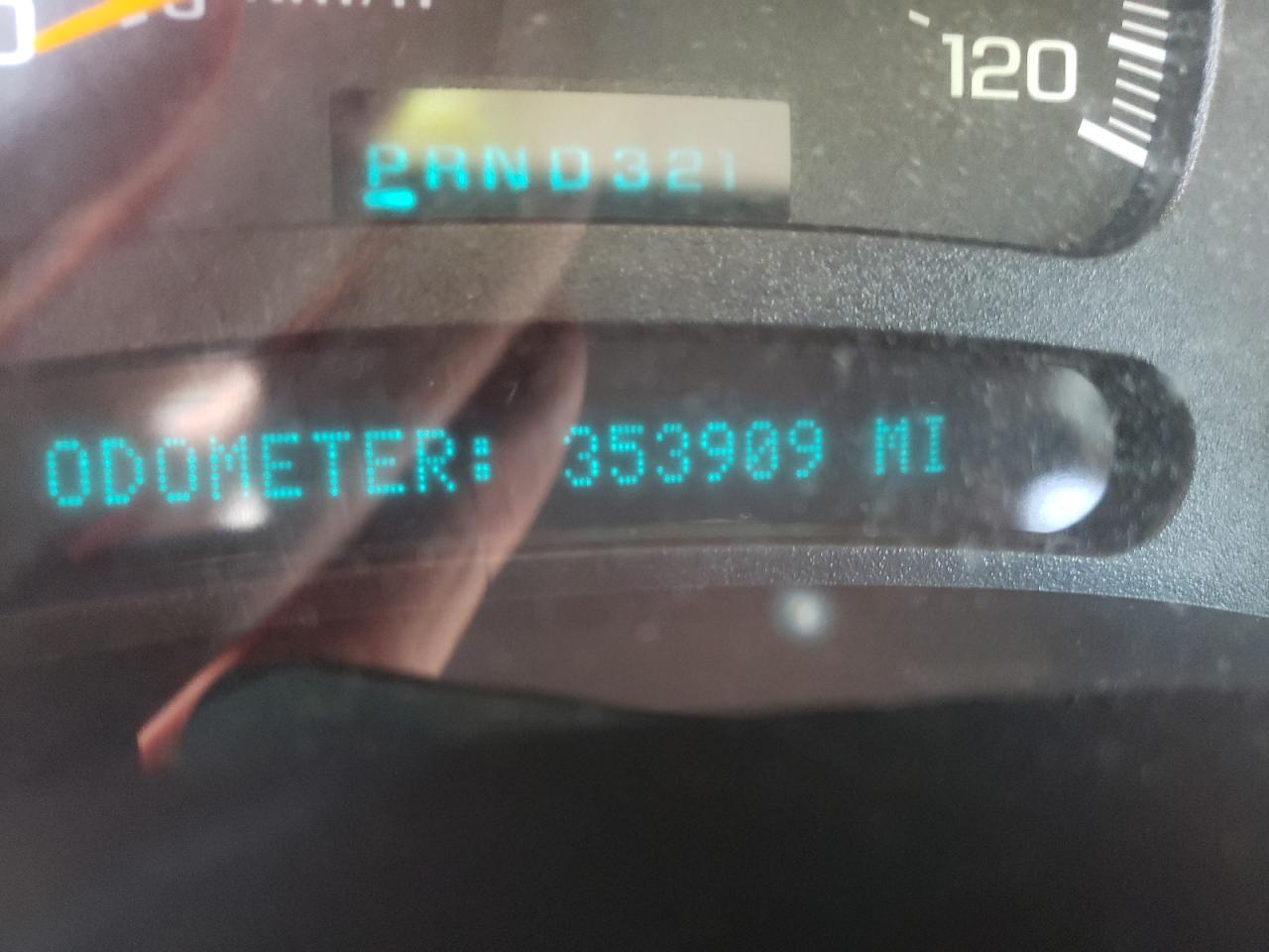 Photo 8 from auction – 2004 CHEVROLET SUBURBAN with VIN 3GNFK16Z34G274396