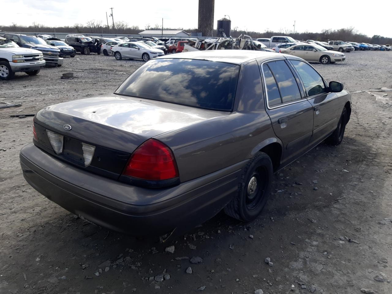 Photo 4 from auction – 2002 FORD CROWN VICT with VIN 2FAFP71W62X108005