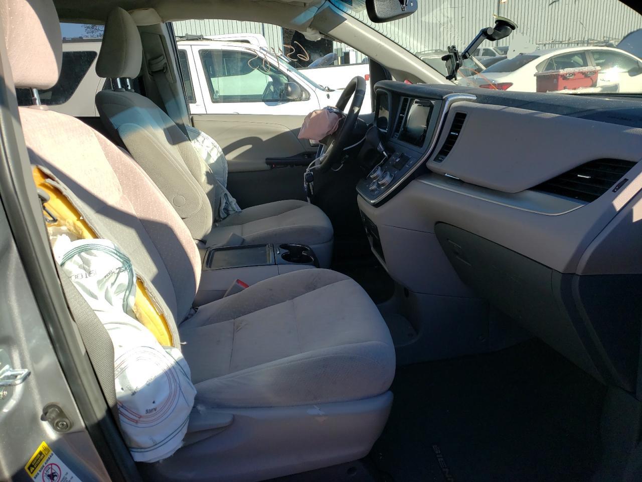 Photo 5 from auction – 2017 TOYOTA SIENNA LE with VIN 5TDKZ3DC5HS818434
