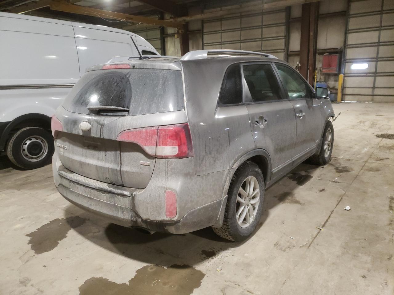 Photo 4 from auction – 2015 KIA SORENTO LX with VIN 5XYKTCA67FG574036