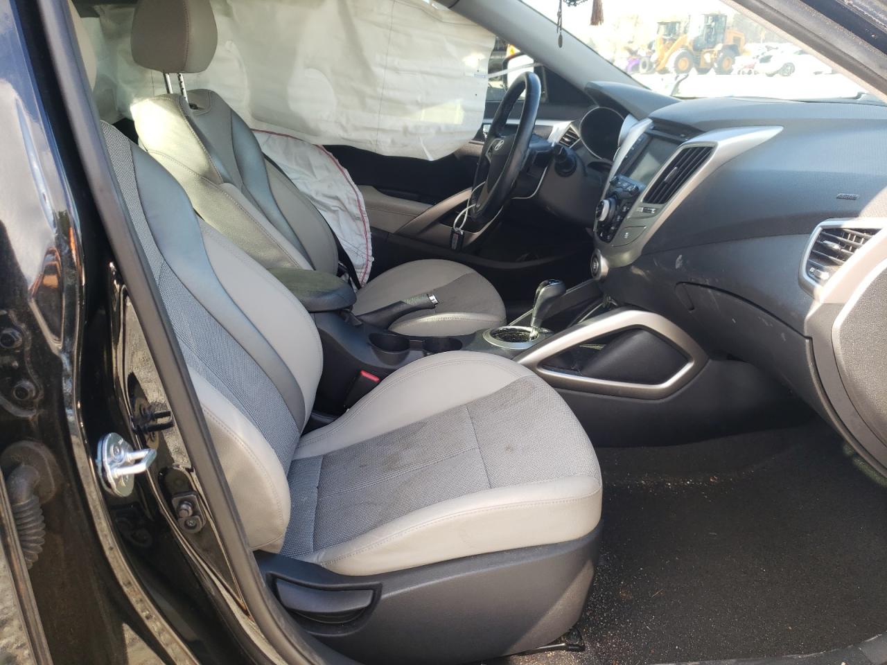 Photo 5 from auction – 2013 HYUNDAI VELOSTER with VIN KMHTC6AD7DU175249