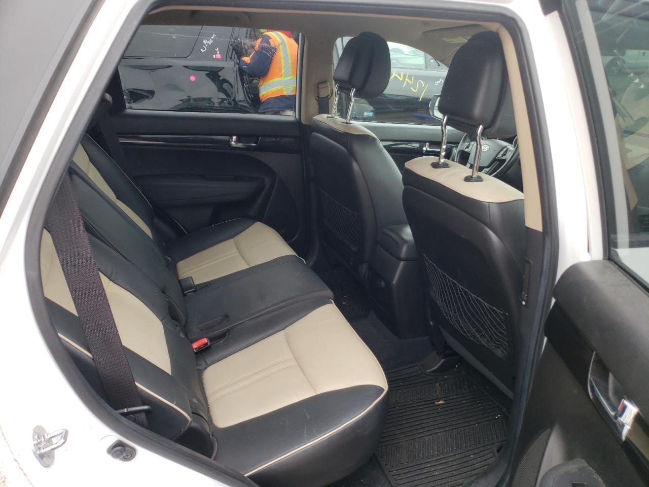 Photo 6 from auction – 2011 KIA SORENTO EX with VIN 5XYKUCA16BG029277