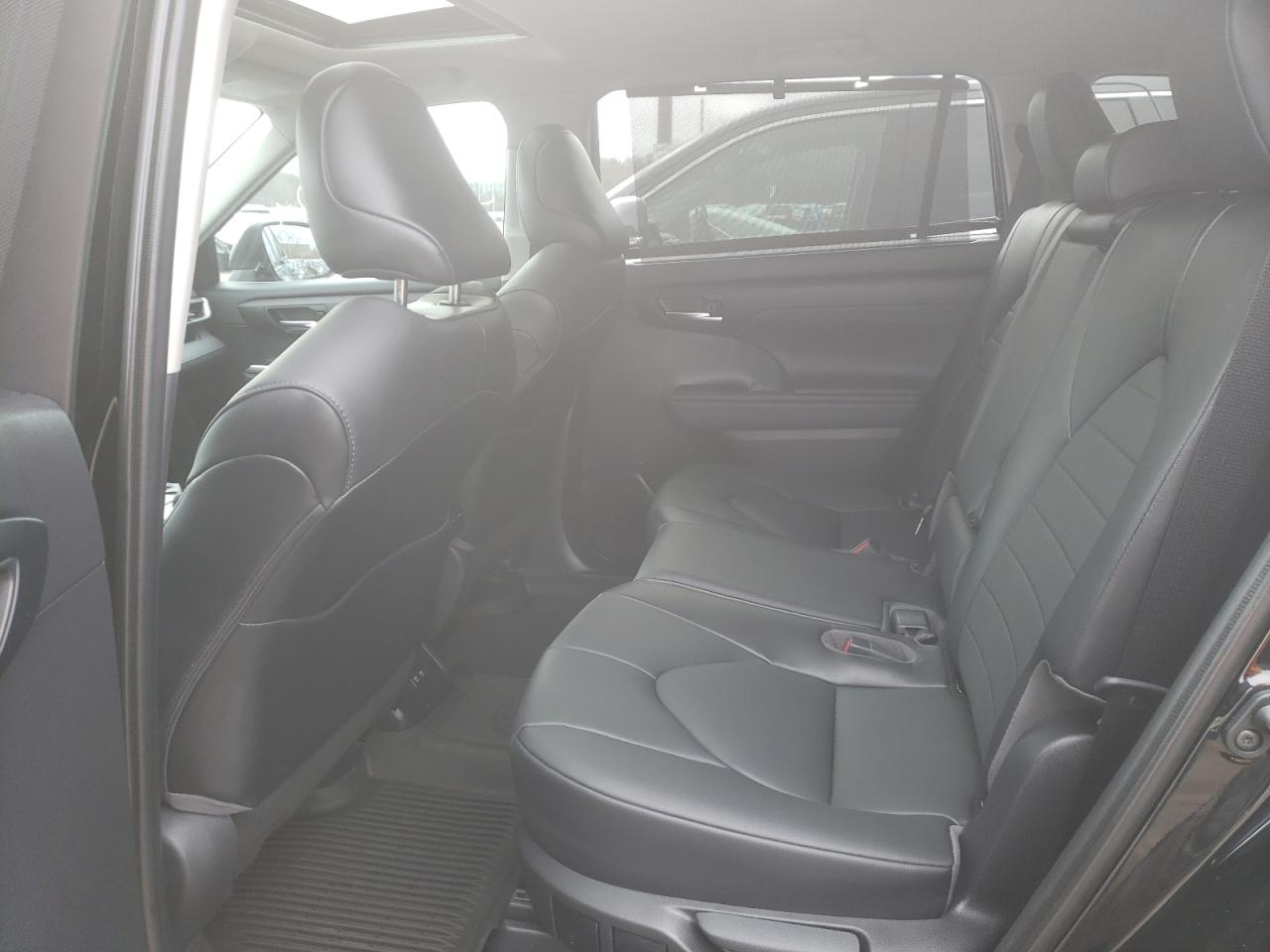 Photo 6 from auction – 2021 TOYOTA HIGHLANDER with VIN 5TDHZRBH2MS077830