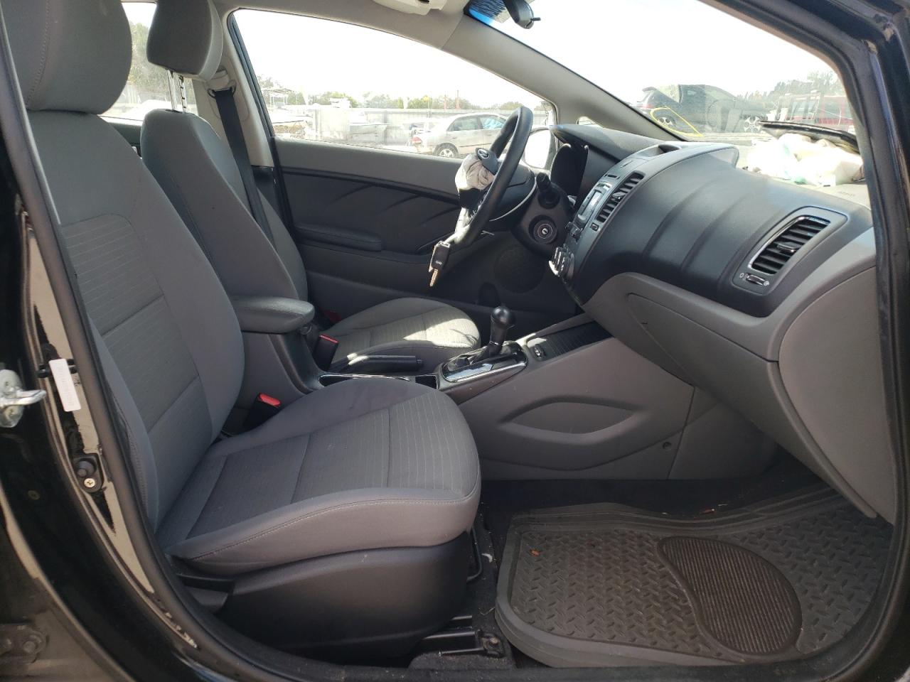 Zdjęcie 5 z aukcji – 2017 KIA FORTE LX z VIN 3KPFL4A75HE153142