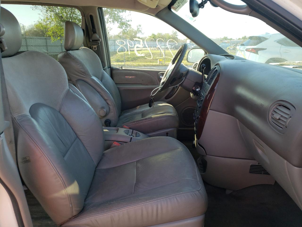 Photo 5 from auction – 2003 CHRYSLER TOWN & COU with VIN 2C8GT64L03R129765