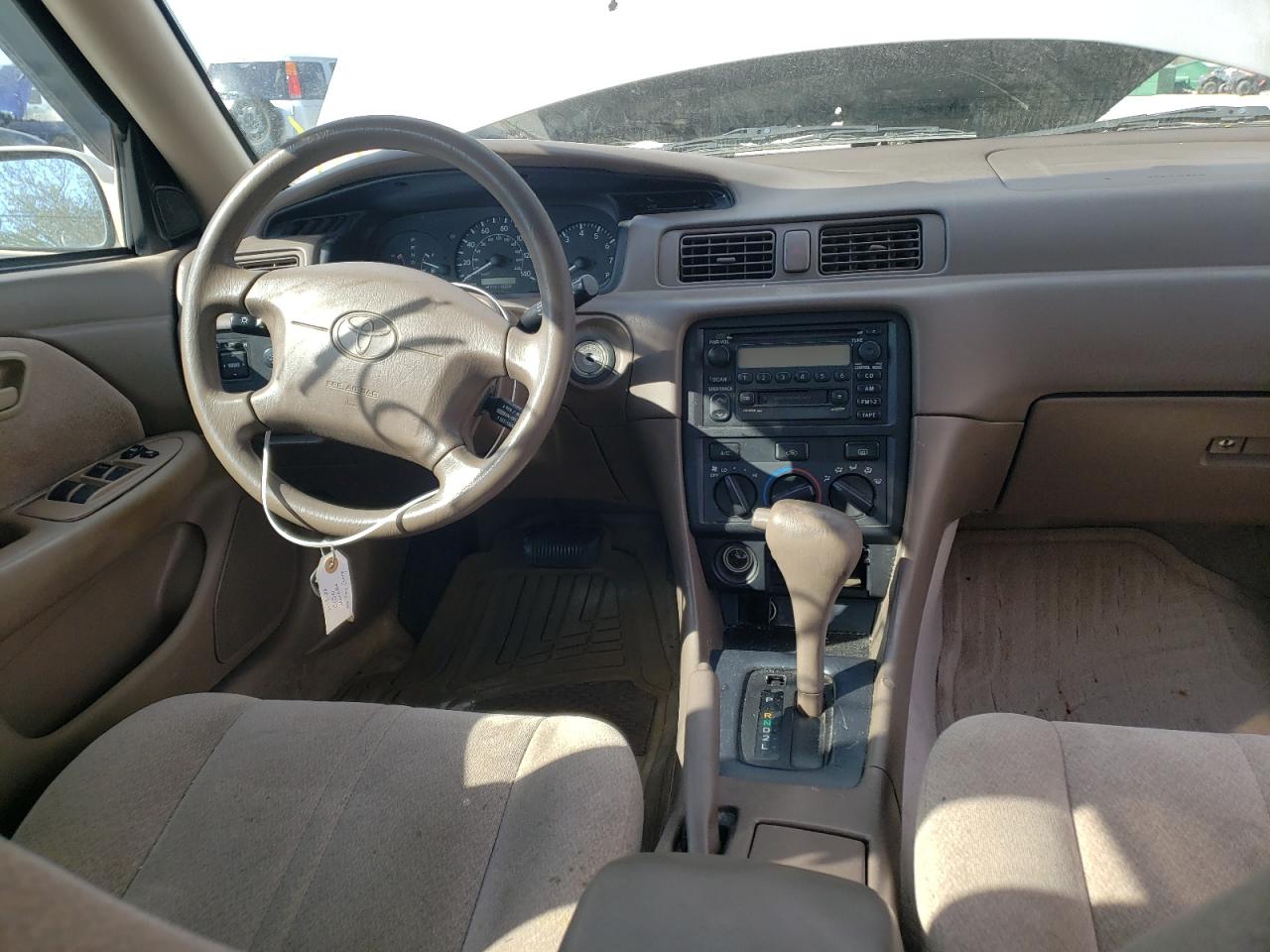 Photo 9 from auction – 2000 TOYOTA CAMRY CE with VIN 4T1BG22K3YU733979