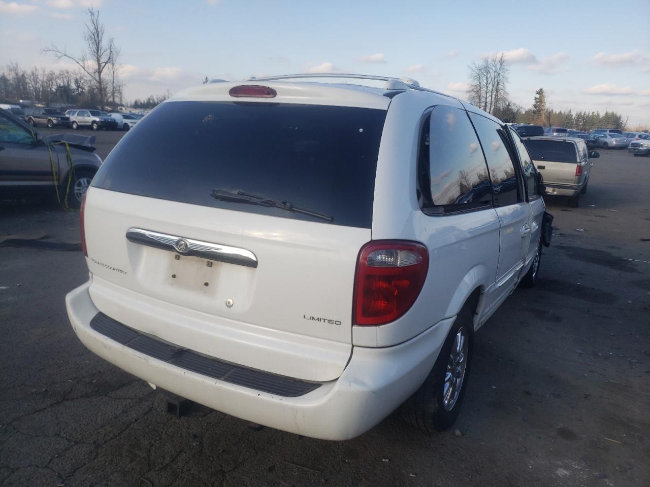 Photo 4 from auction – 2002 CHRYSLER TOWN & COU with VIN 2C8GP64L12R767638