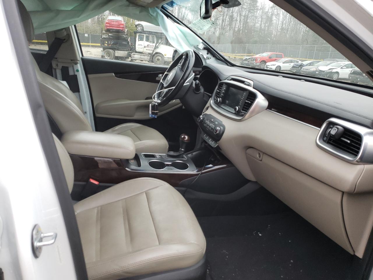 Photo 5 from auction – 2017 KIA SORENTO EX with VIN 5XYPHDA59HG185437