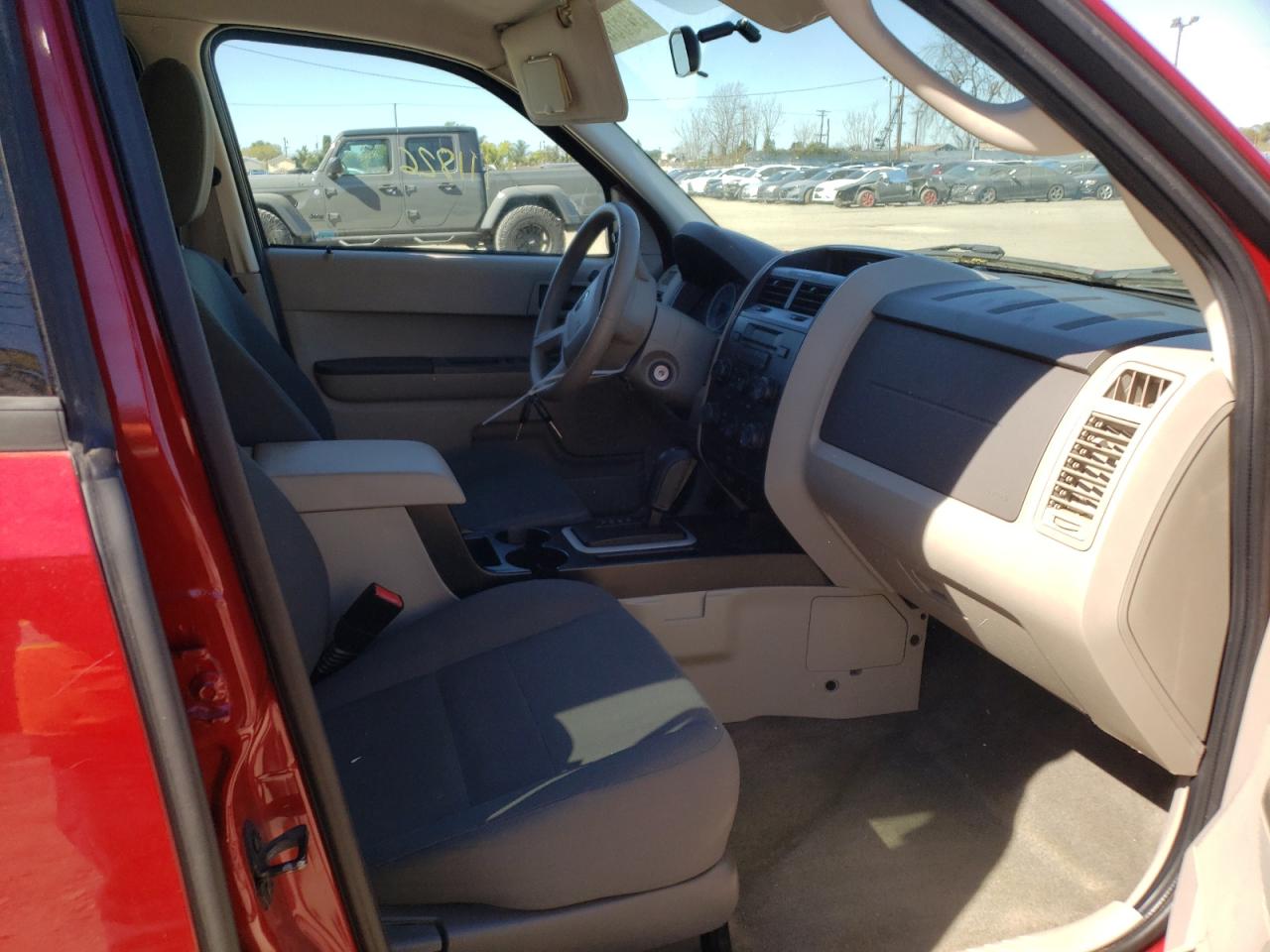 Photo 5 from auction – 2010 FORD ESCAPE XLS with VIN 1FMCU0C70AKD34895