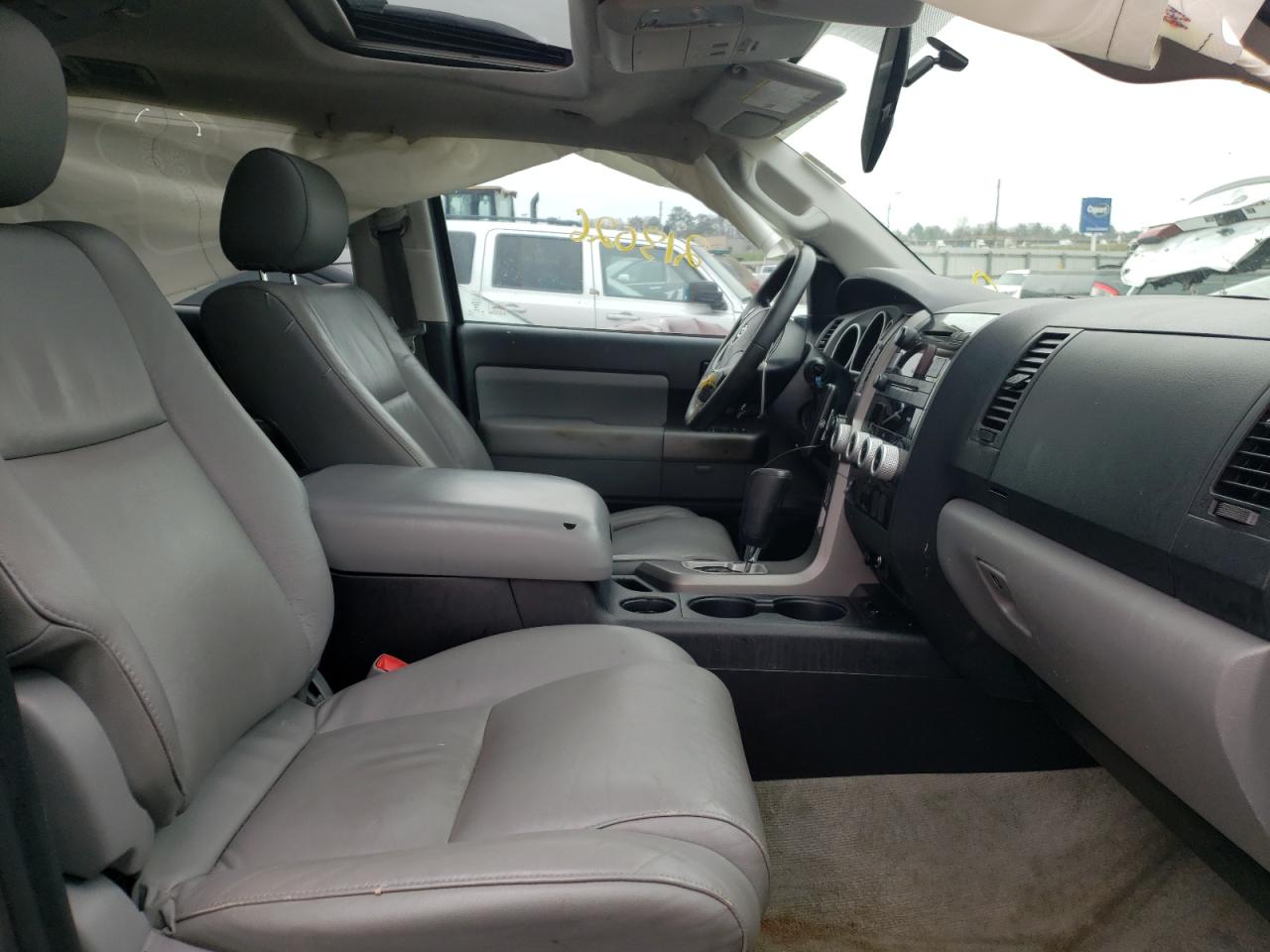Photo 5 from auction – 2011 TOYOTA SEQUOIA SR with VIN 5TDZY5G19BS034093