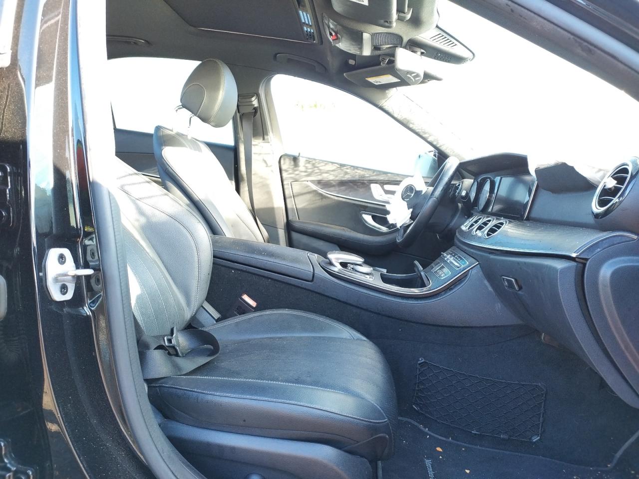 Photo 5 from auction – 2019 MERCEDES-BENZ E 300 with VIN WDDZF4JB2KA689085