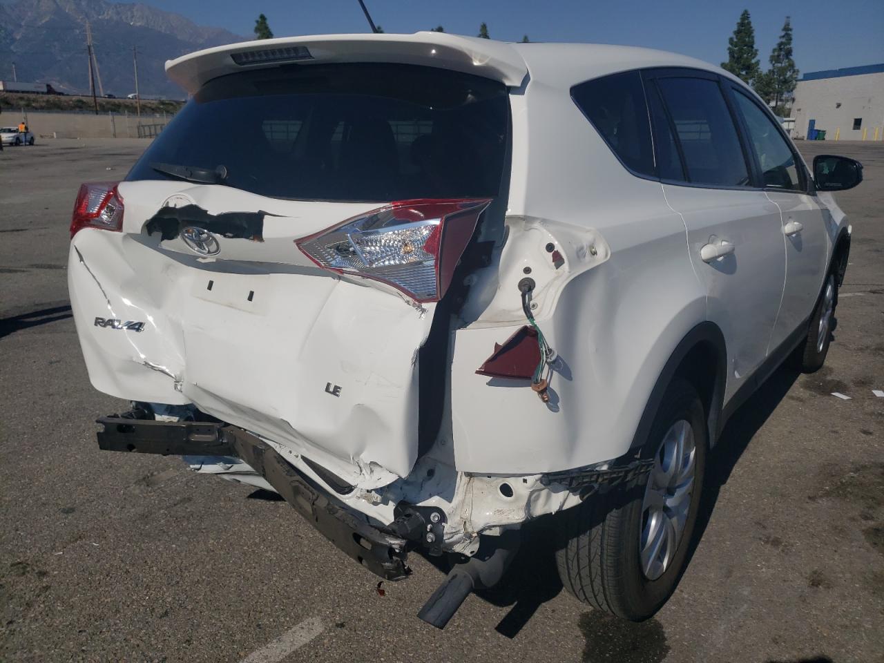 Photo 4 from auction – 2015 TOYOTA RAV4 LE with VIN JTMZFREV7FJ040125