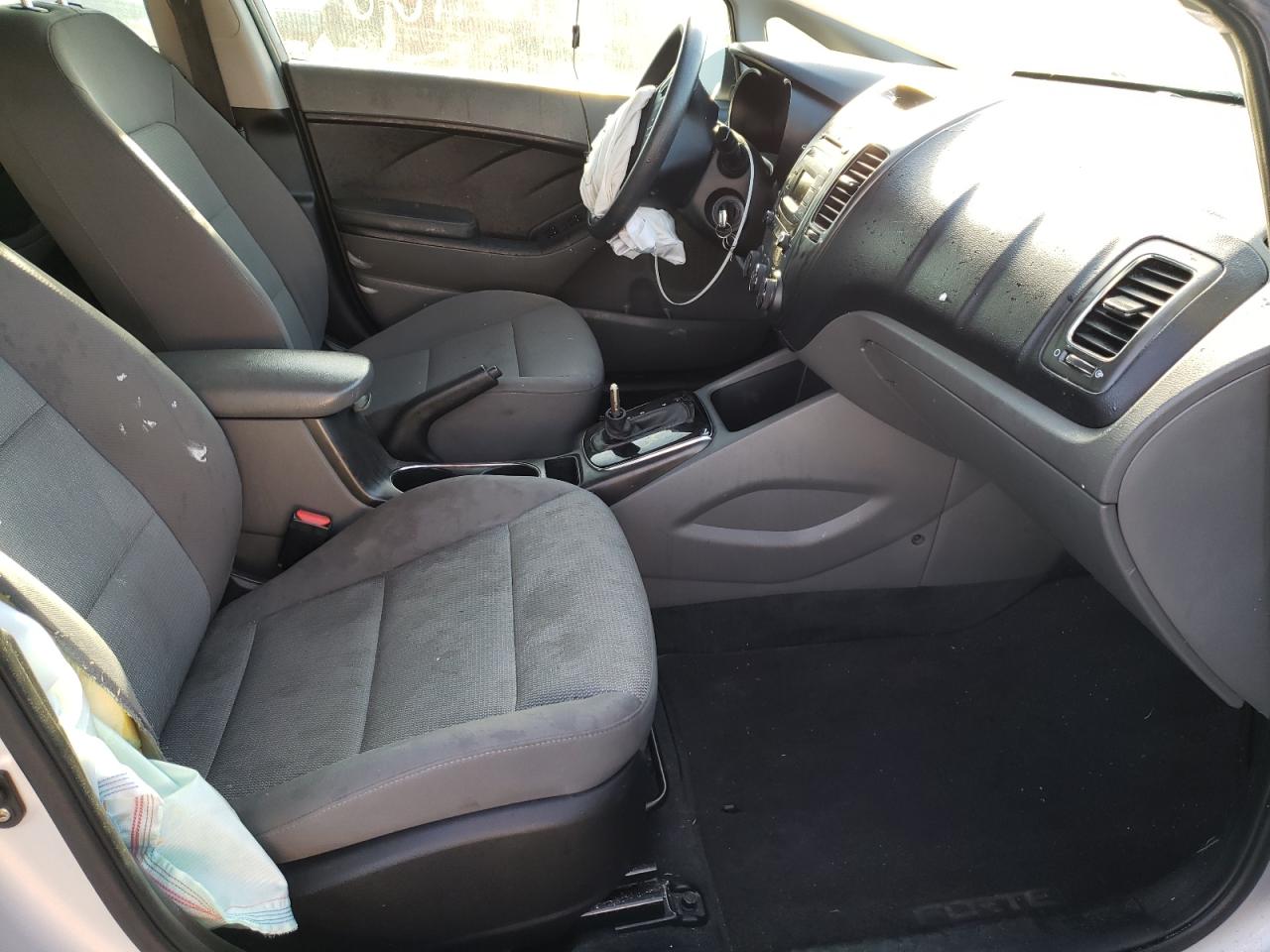 Photo 15 from auction – 2017 KIA FORTE LX with VIN 3KPFK4A79HE118428