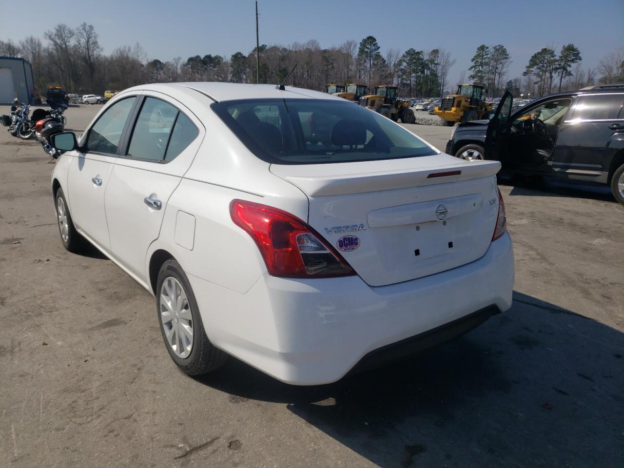 Zdjęcie 3 z aukcji – 2017 NISSAN VERSA S z VIN 3N1CN7AP1HK453442