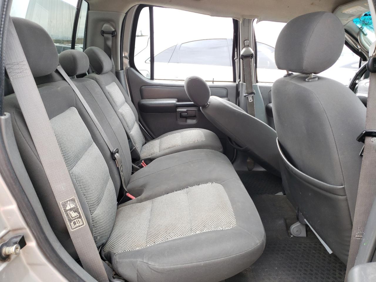 Photo 6 from auction – 2004 FORD EXPLORER S with VIN 1FMZU67K84UA83614