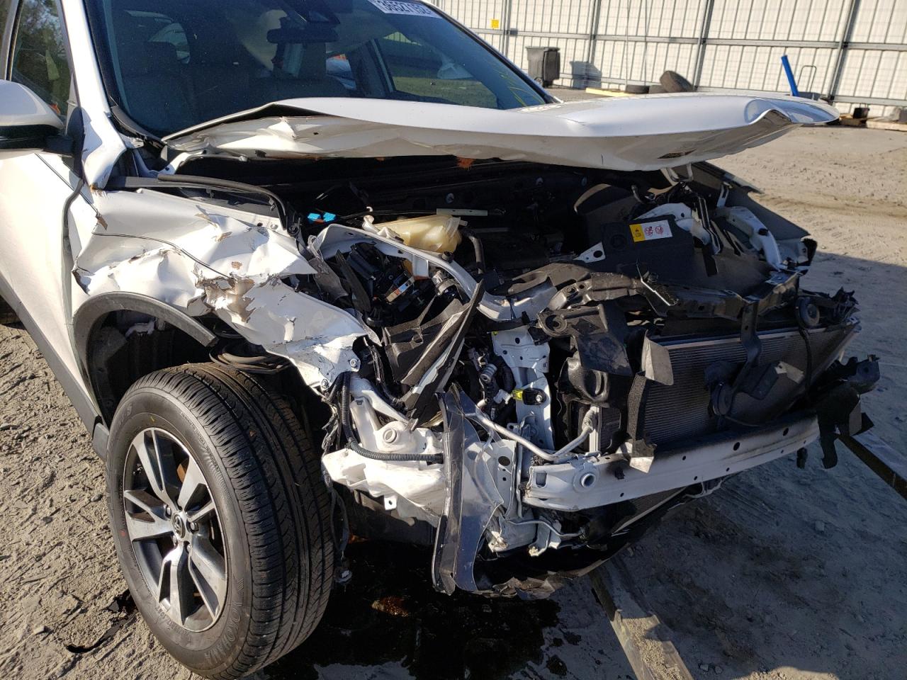 Photo 9 from auction – 2017 TOYOTA RAV4 XLE with VIN JTMWFREV0HJ137060
