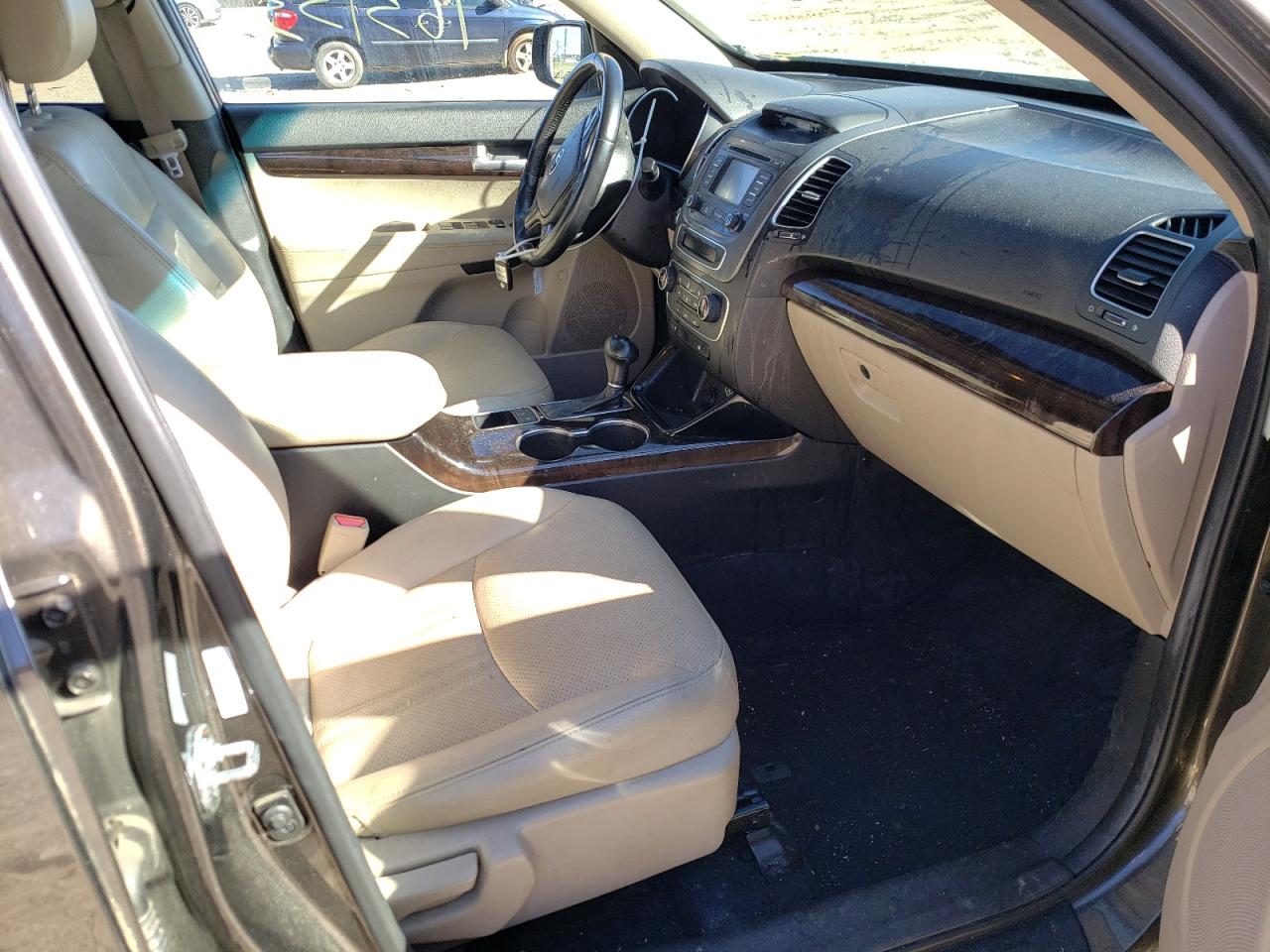 Photo 5 from auction – 2014 KIA SORENTO EX with VIN 5XYKU4A71EG459152