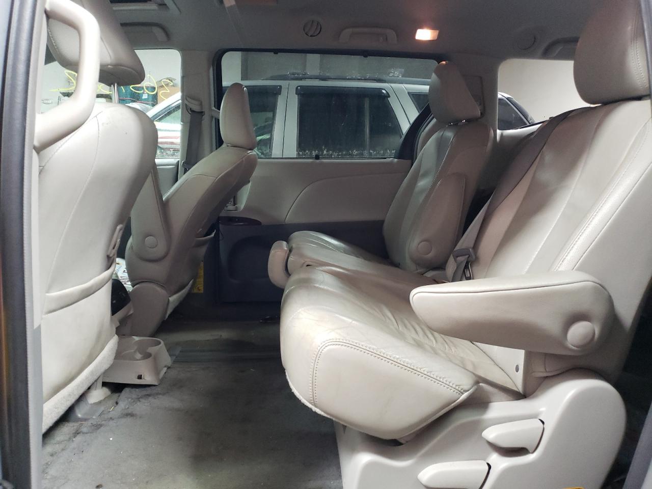 Photo 6 from auction – 2012 TOYOTA SIENNA XLE with VIN 5TDYK3DC1CS275641