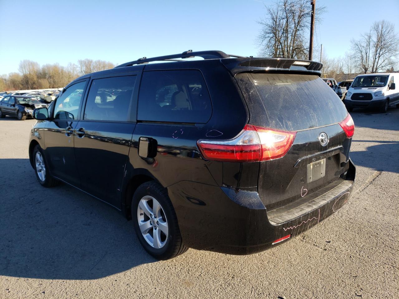 Photo 3 from auction – 2017 TOYOTA SIENNA LE with VIN 5TDKZ3DC0HS875043