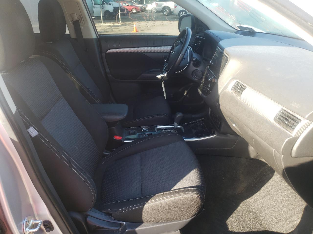 Photo 5 from auction – 2017 MITSUBISHI OUTLANDER with VIN JA4AZ3A30HZ061788