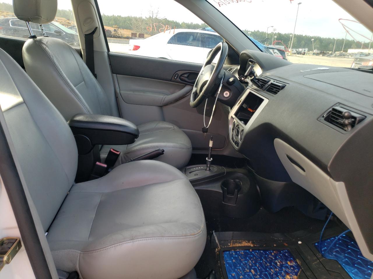 Photo 5 from auction – 2005 FORD FOCUS ZX5 with VIN 3FAFP37N45R130370