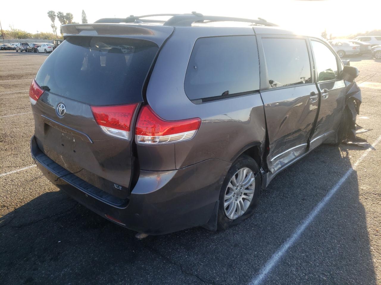 Photo 4 from auction – 2013 TOYOTA SIENNA XLE with VIN 5TDYK3DC0DS292495