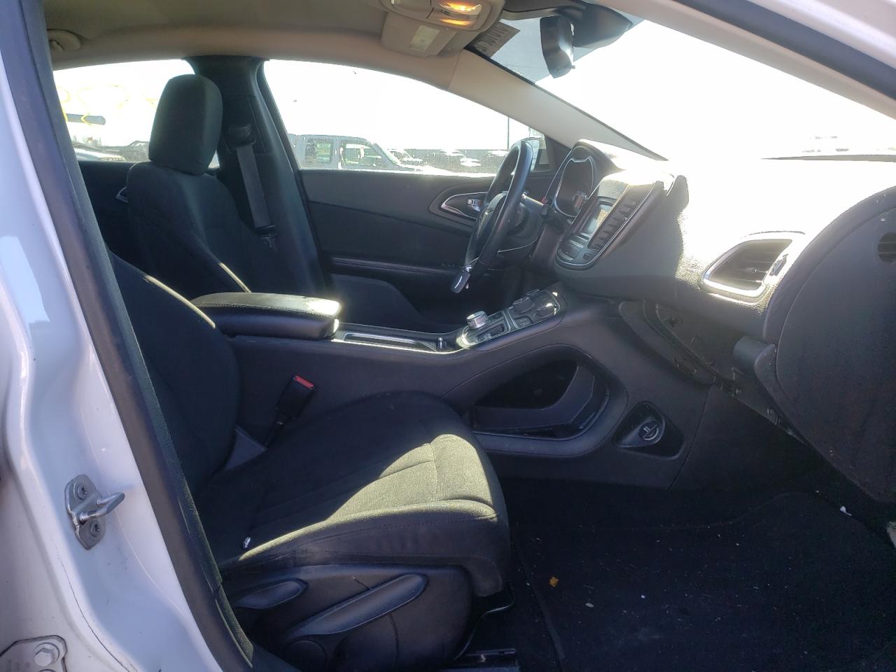 Photo 5 from auction – 2015 CHRYSLER 200 LIMITE with VIN 1C3CCCABXFN716040