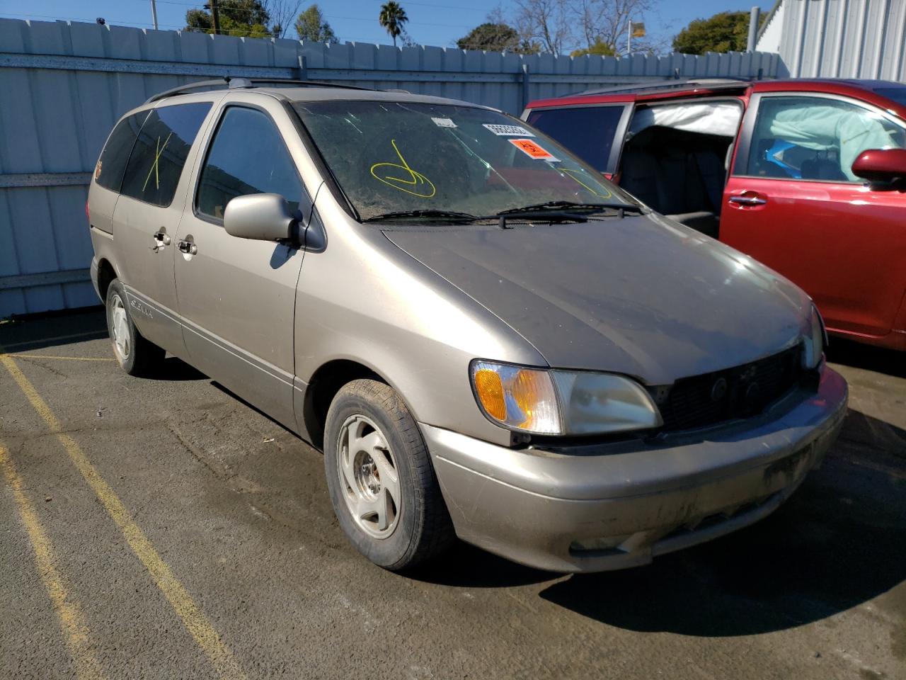 TOYOTA SIENNA 2001 with VIN 4T3ZF13C91U371771 - Photo from auction