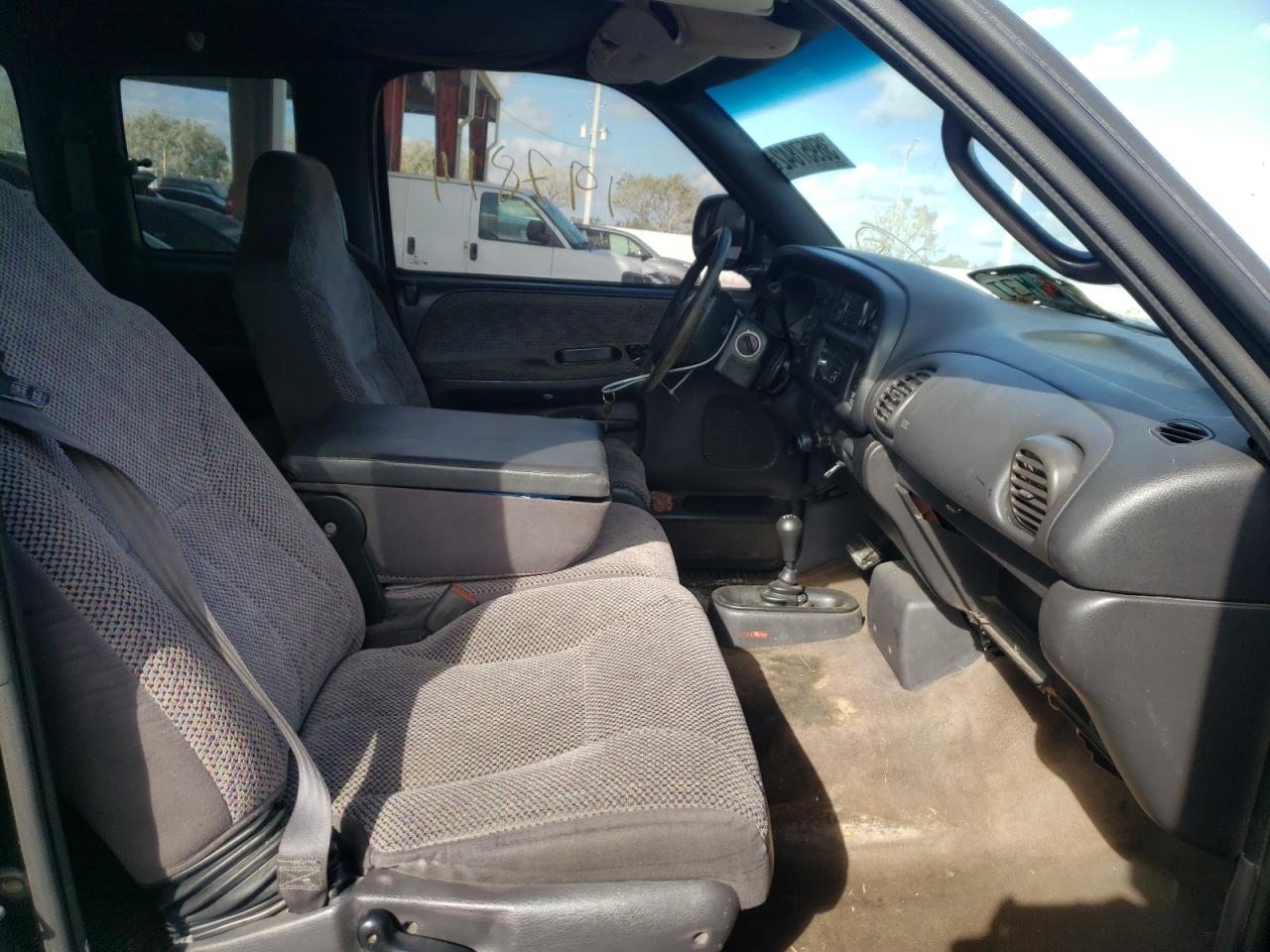 Photo 5 from auction – 1998 DODGE RAM 1500 with VIN 3B7HF12Y2WM291519