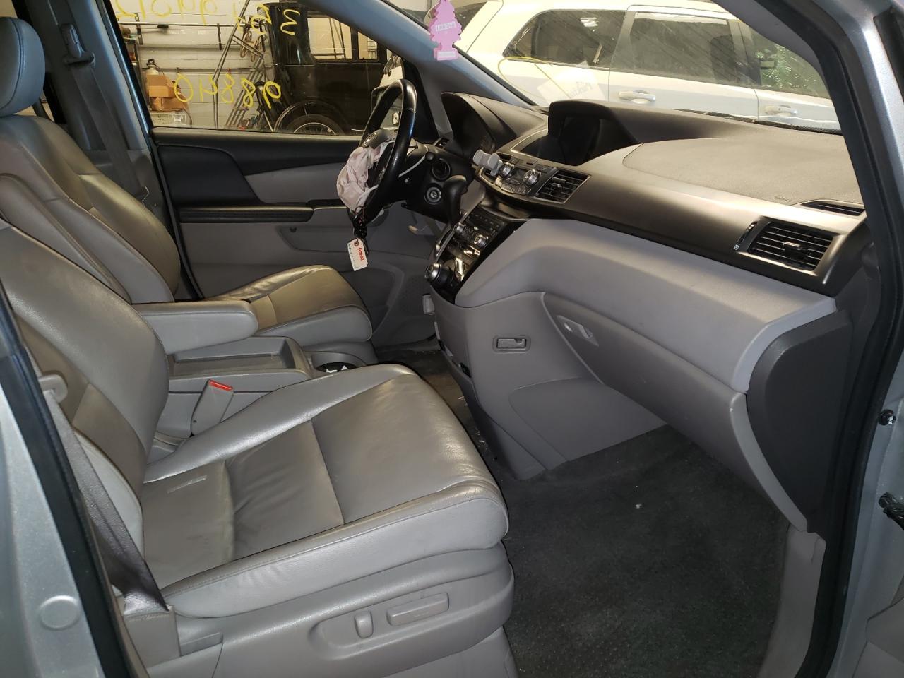 Photo 5 from auction – 2011 HONDA ODYSSEY TO with VIN 5FNRL5H91BB006215