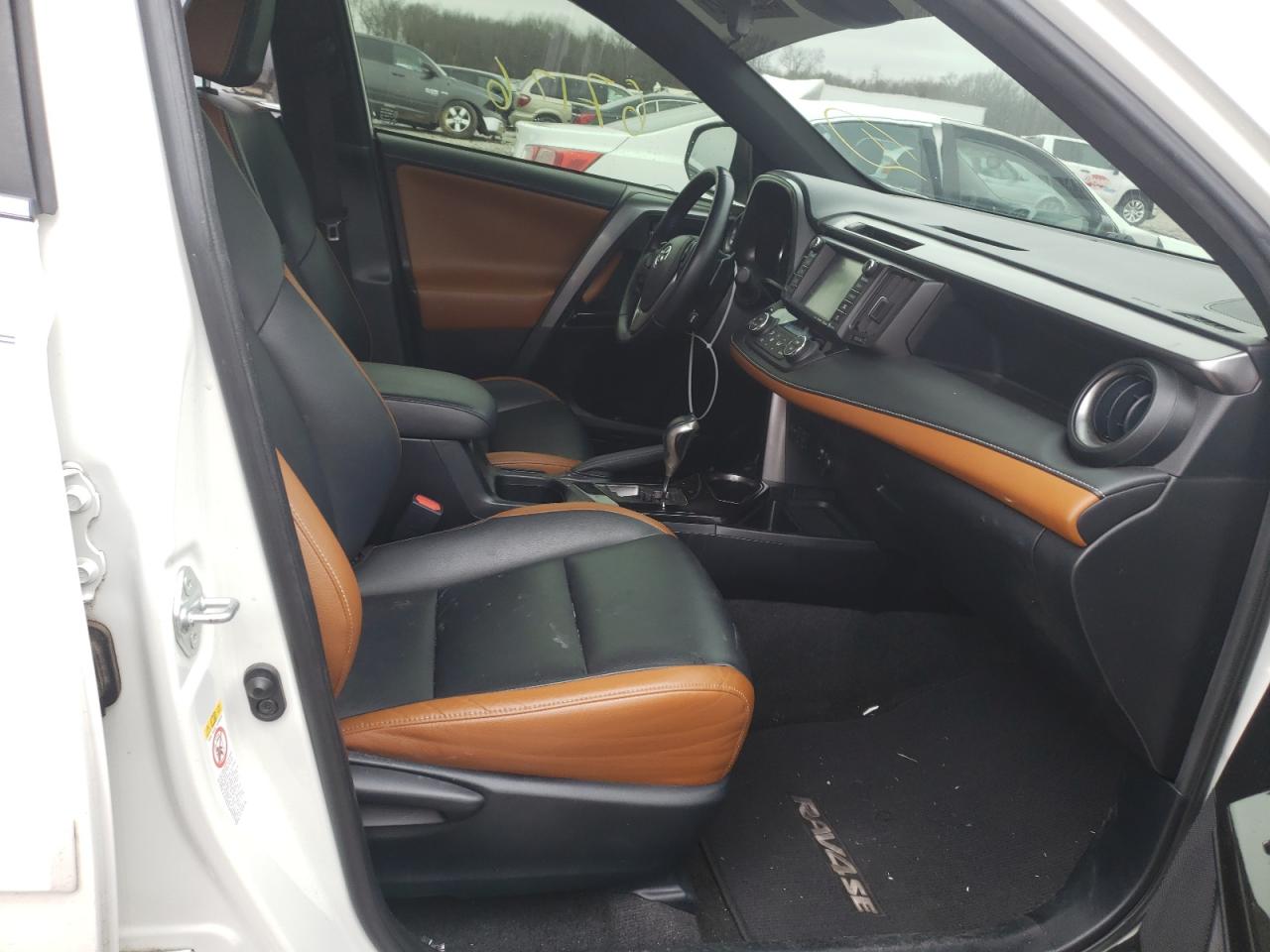 Photo 5 from auction – 2016 TOYOTA RAV4 SE with VIN JTMNFREVXGJ079324