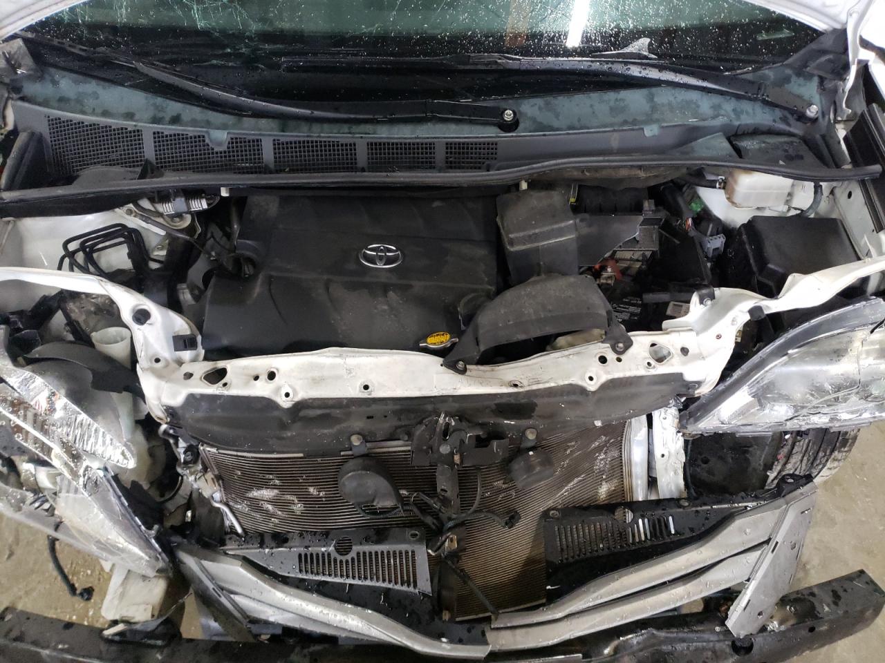 Photo 7 from auction – 2014 TOYOTA SIENNA XLE with VIN 5TDYK3DC7ES457265