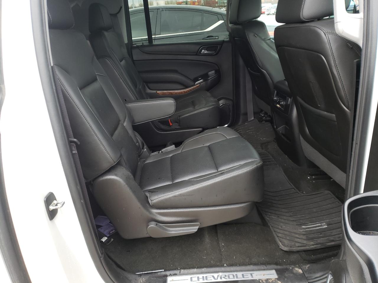 Photo 6 from auction – 2016 CHEVROLET SUBURBAN K with VIN 1GNSKJKC2GR475579