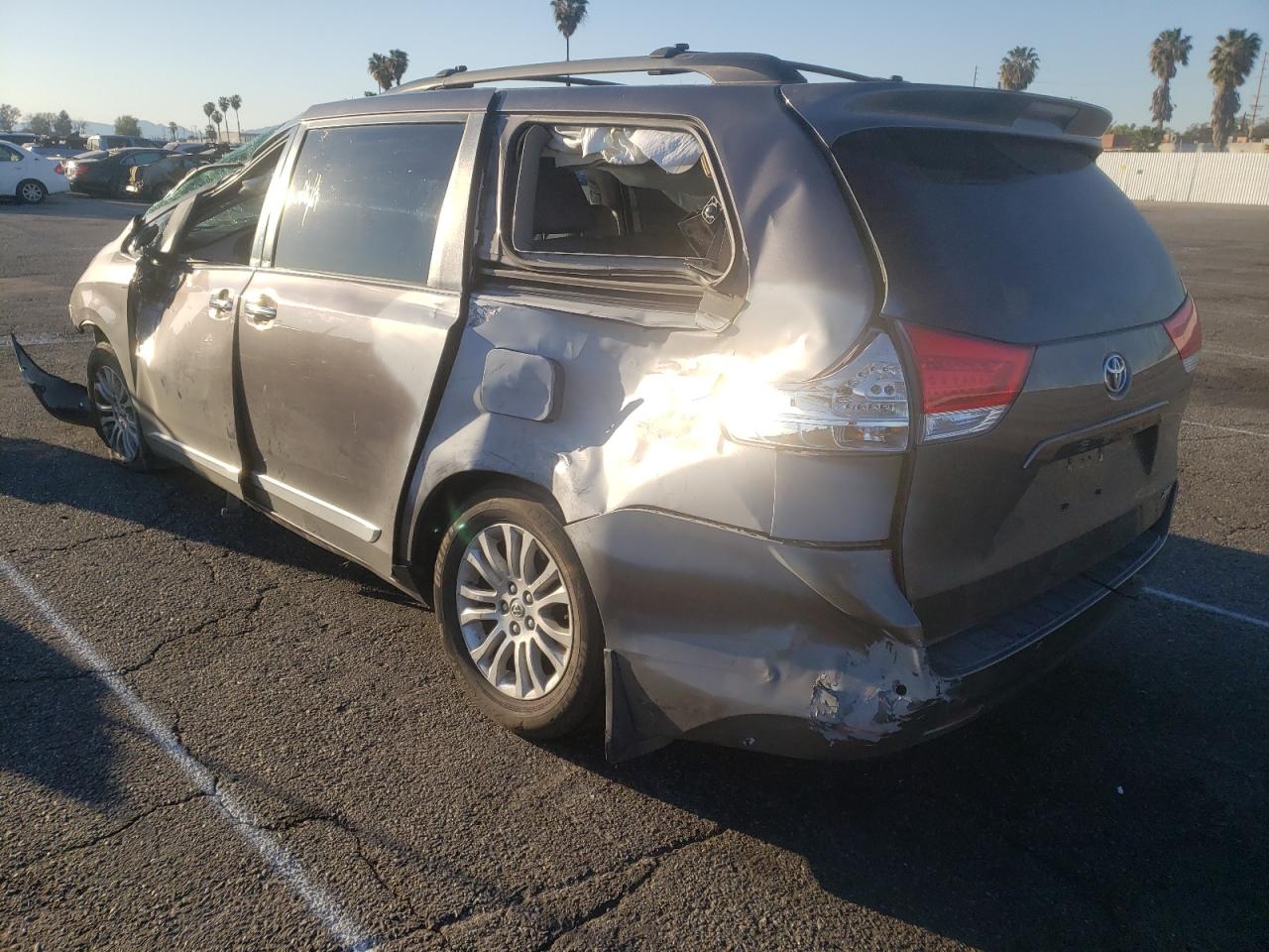 Photo 3 from auction – 2013 TOYOTA SIENNA XLE with VIN 5TDYK3DC0DS292495