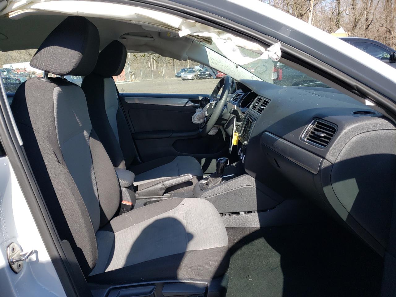 Photo 5 from auction – 2017 VOLKSWAGEN JETTA S with VIN 3VW2B7AJ6HM359507