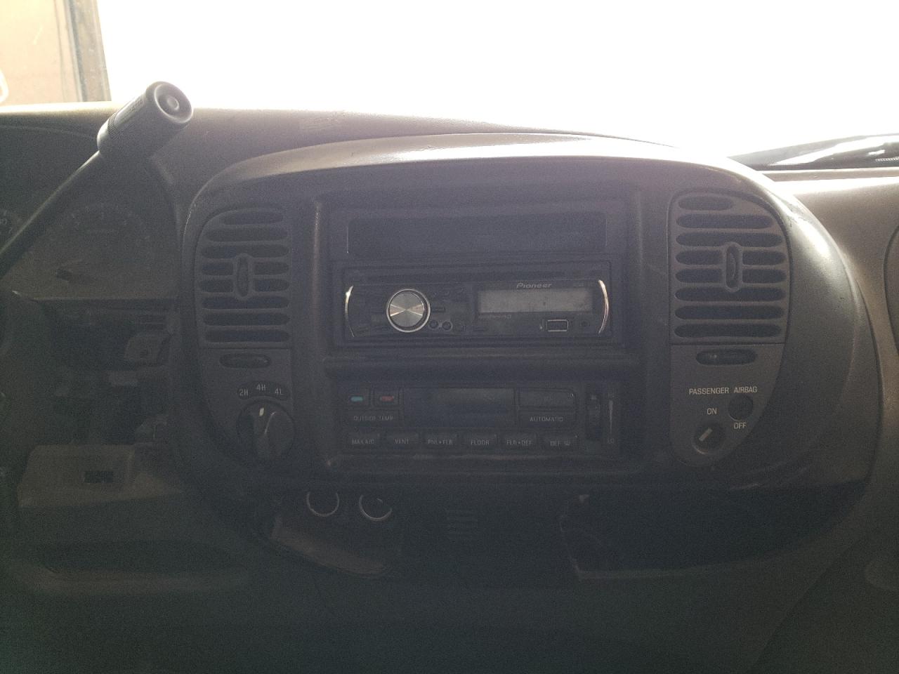Photo 9 from auction – 2002 FORD F150 with VIN 1FTRX18L82NB93933