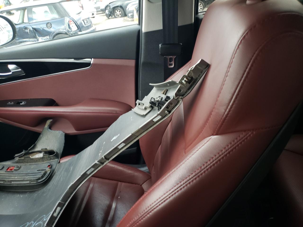 Photo 5 from auction – 2018 KIA SORENTO SX with VIN 5XYPKDA56JG363392