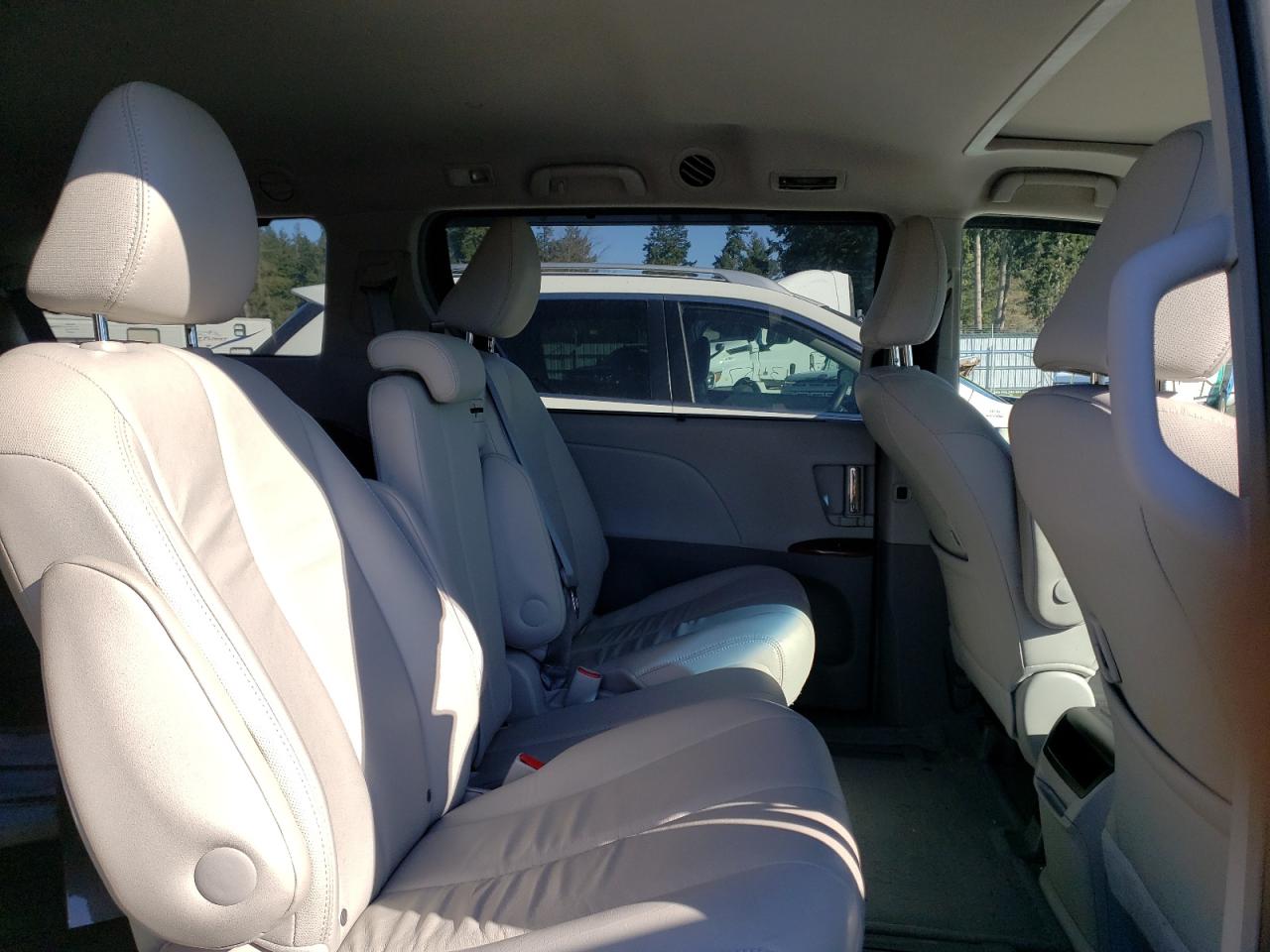Photo 6 from auction – 2014 TOYOTA SIENNA XLE with VIN 5TDYK3DC1ES512874
