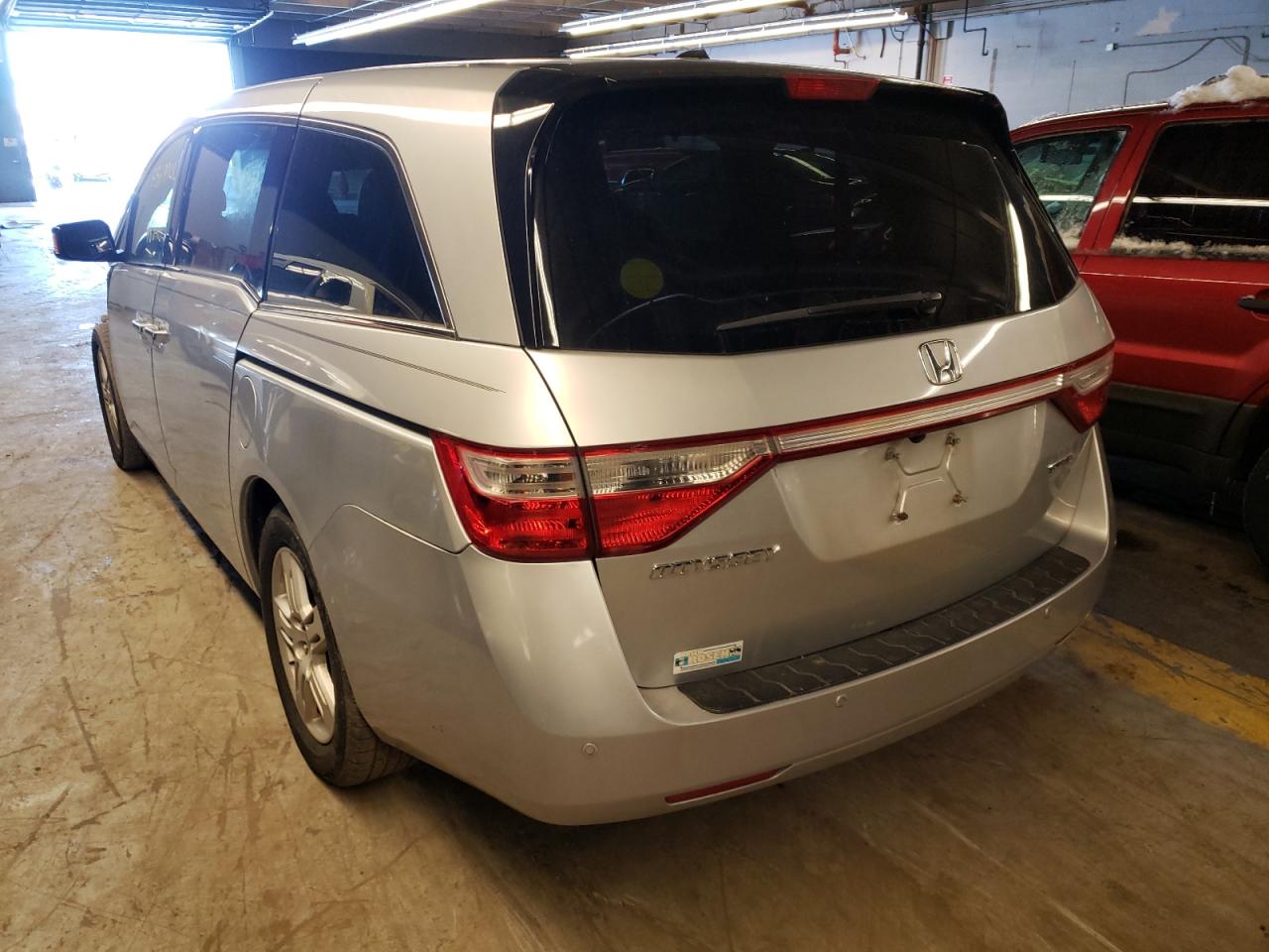 Photo 3 from auction – 2011 HONDA ODYSSEY TO with VIN 5FNRL5H91BB006215